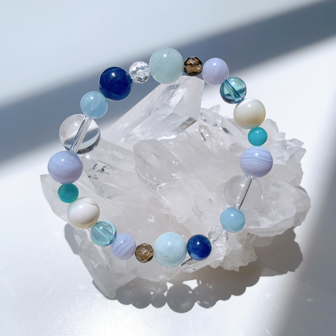 [113Y]カイヤナイト,水晶,アクアマリン,スモーキークォーツ,ブルーレースアゲート,アクアオーラ,マザーオブパール,アマゾナイト ブレスレット