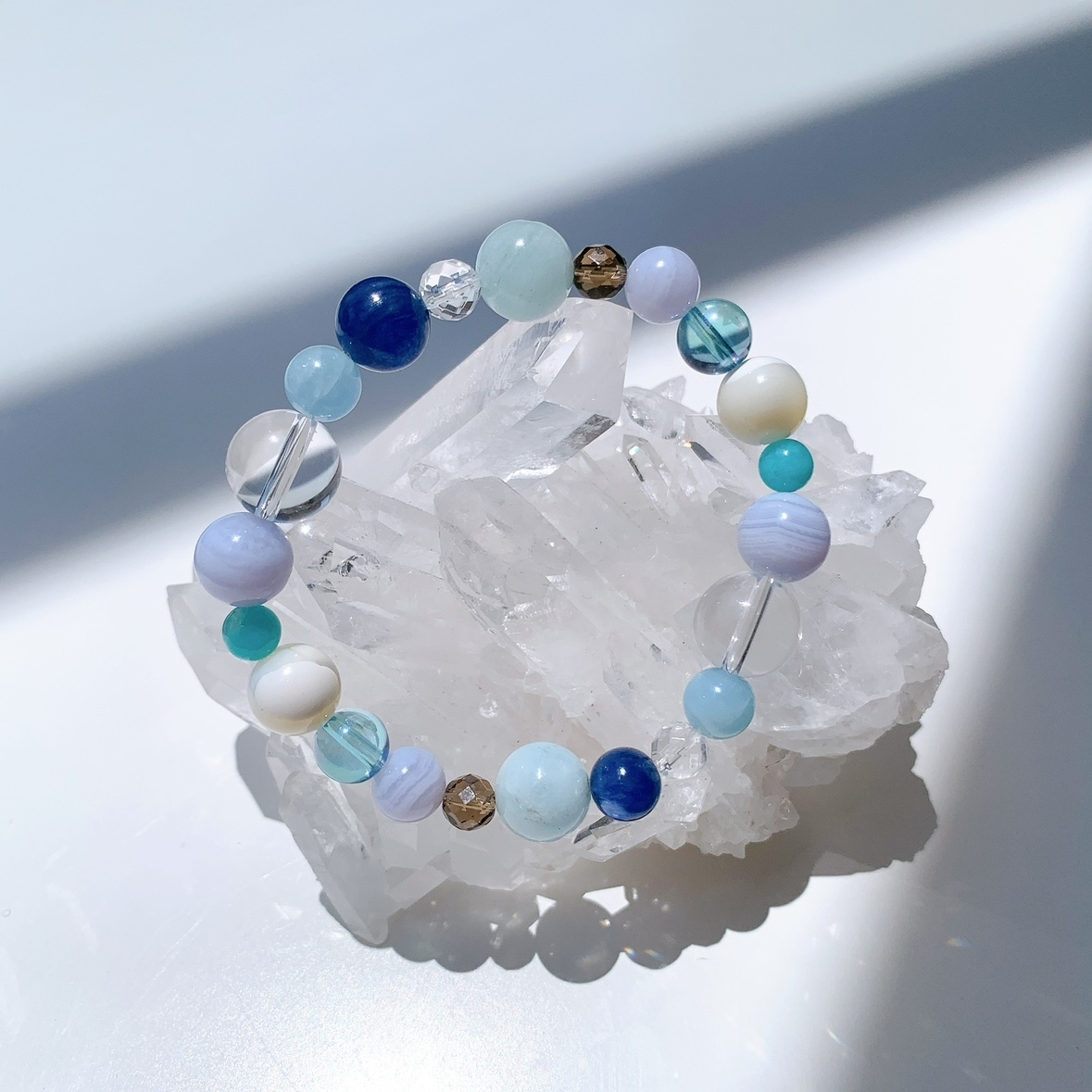 [113Y]カイヤナイト,水晶,アクアマリン,スモーキークォーツ,ブルーレースアゲート,アクアオーラ,マザーオブパール,アマゾナイト ブレスレット
