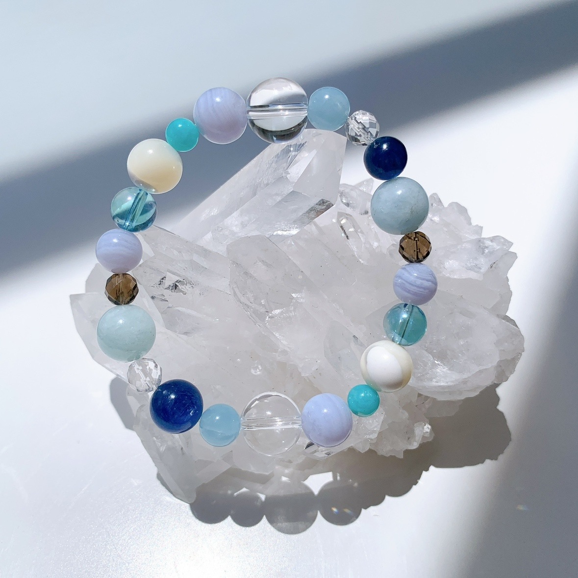 [113Y]カイヤナイト,水晶,アクアマリン,スモーキークォーツ,ブルーレースアゲート,アクアオーラ,マザーオブパール,アマゾナイト ブレスレット