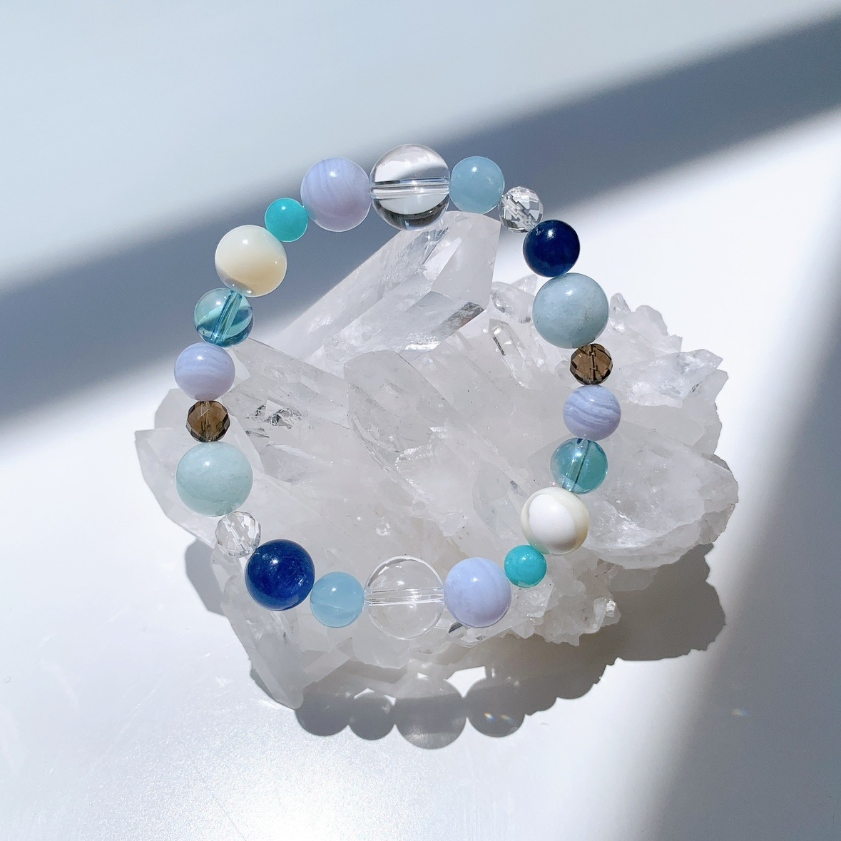 [113Y]カイヤナイト,水晶,アクアマリン,スモーキークォーツ,ブルーレースアゲート,アクアオーラ,マザーオブパール,アマゾナイト ブレスレット
