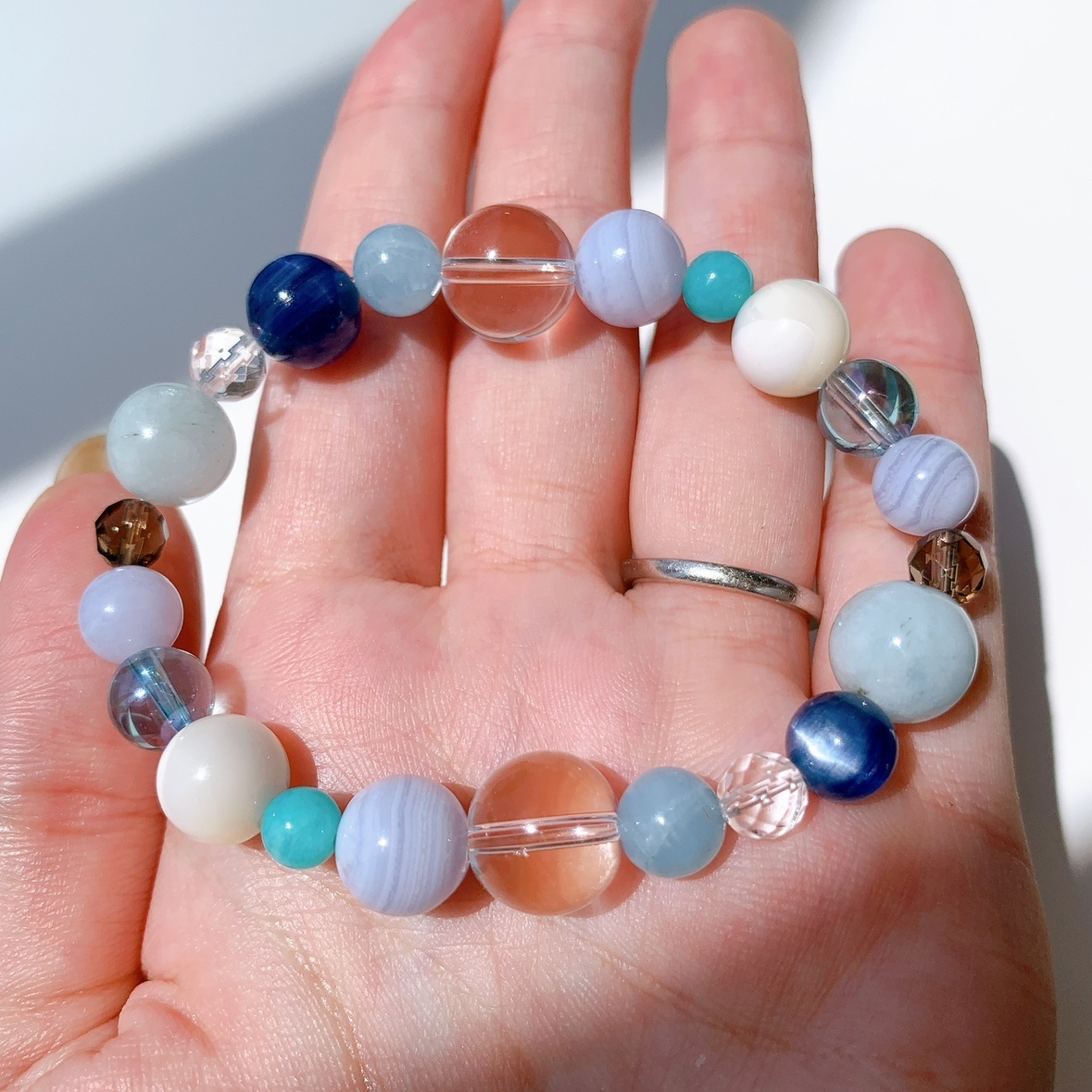 [113Y]カイヤナイト,水晶,アクアマリン,スモーキークォーツ,ブルーレースアゲート,アクアオーラ,マザーオブパール,アマゾナイト ブレスレット