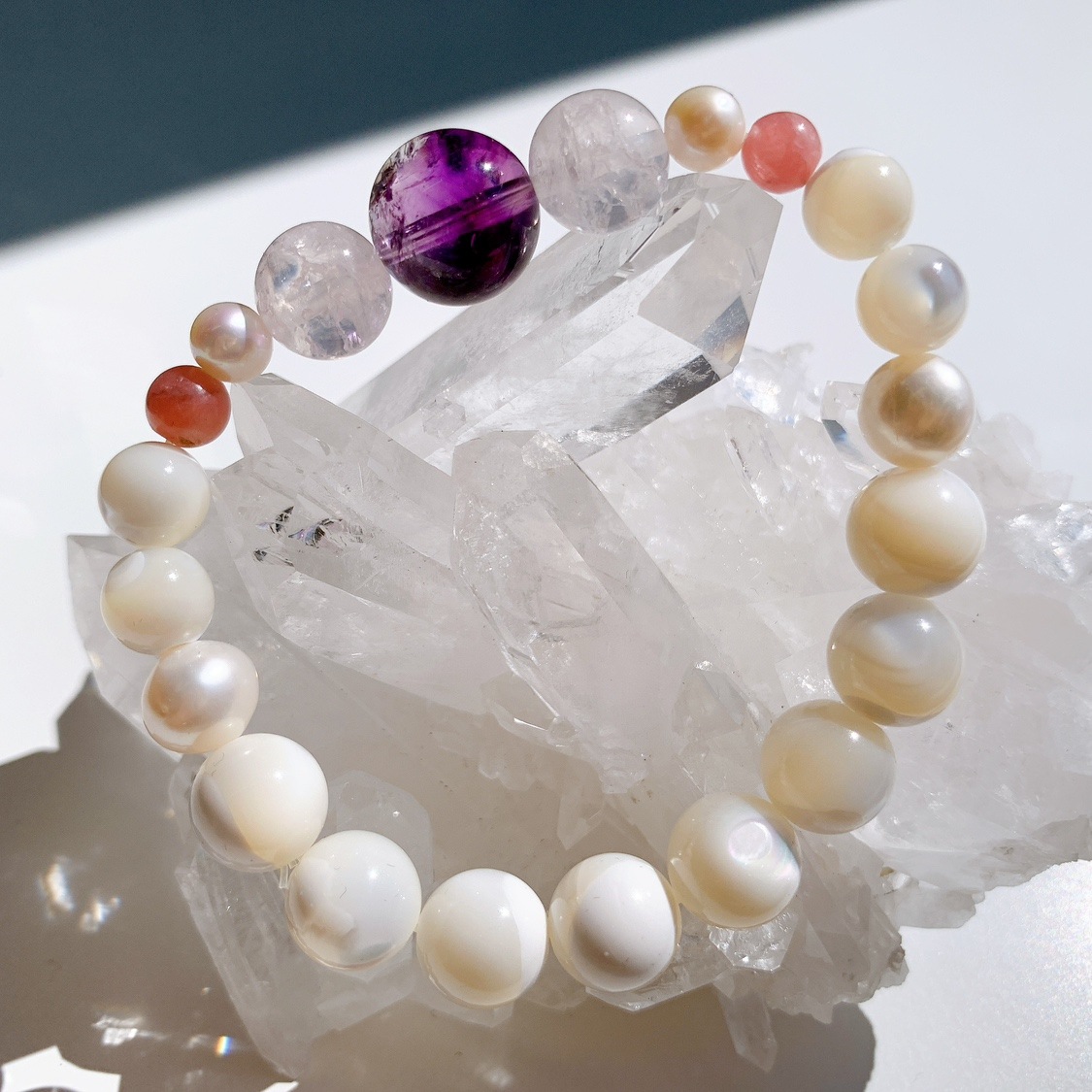 [67Y]アメジストエレスチャル,パール,クラックローズクォーツ,ロードクロサイト（インカローズ）,マザーオブパール ブレスレット