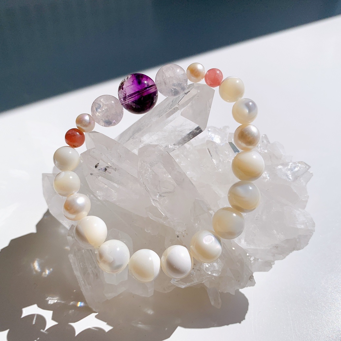 [67Y]アメジストエレスチャル,パール,クラックローズクォーツ,ロードクロサイト（インカローズ）,マザーオブパール ブレスレット