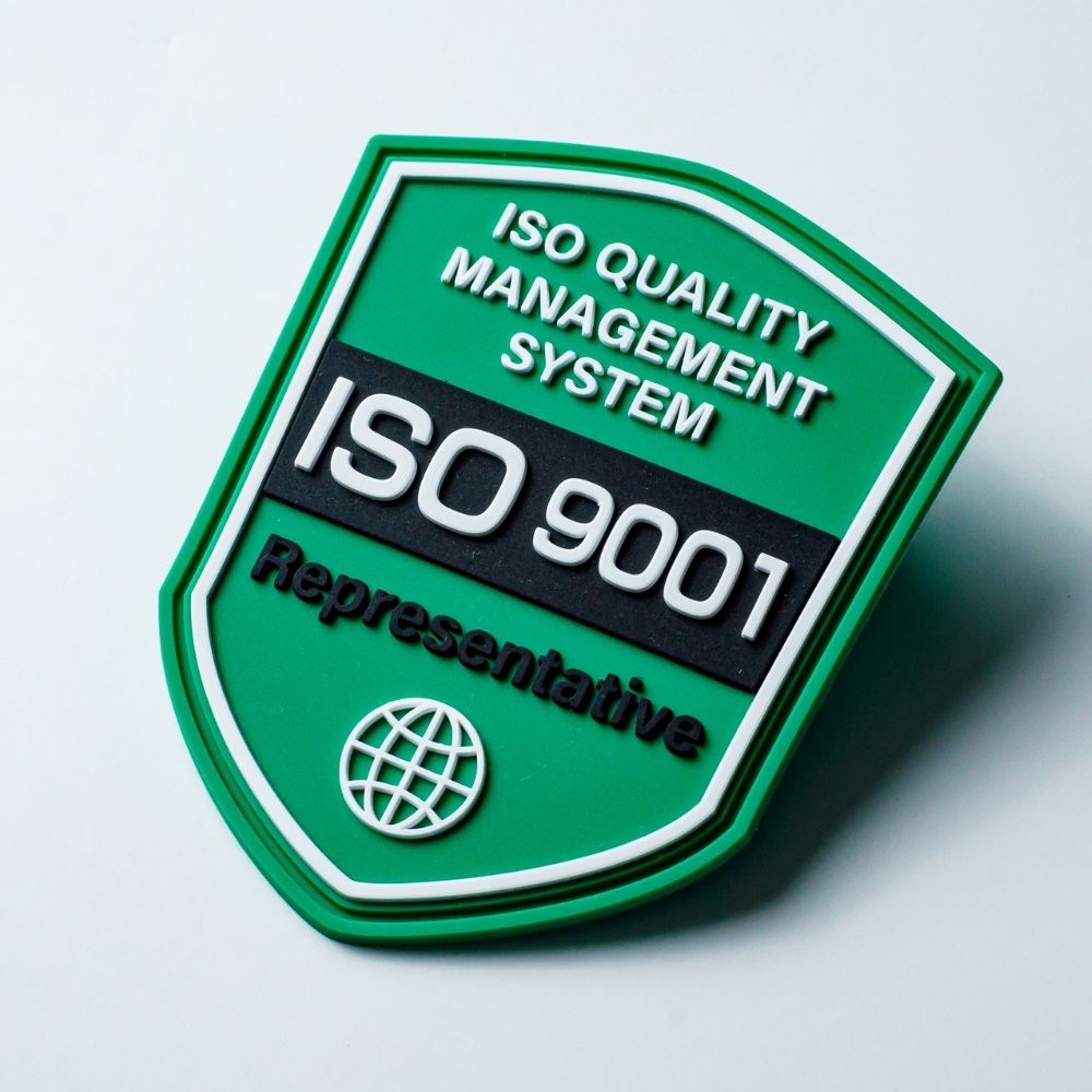 相談出品　ハローワーク　超硬スクラップ　　技能検定 ISO 9001 担当」のPVCワッペン（ヘルメットや作業服の資格表示・役職