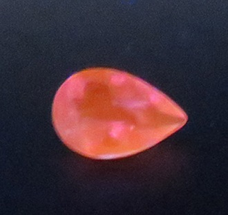 3351�ڥ쥢���ȡ��� �����Сۥ������ʥ��� 0.25ct �Ǥ��������Ĥ����� UV�ǥ���󥸤ηָ��򼨤� �ɥ��� ��ϲ��ʪŸ����