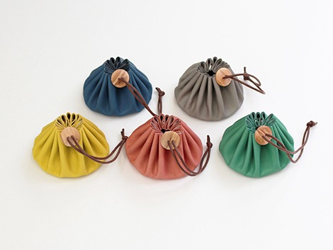 白なめし革の巾着