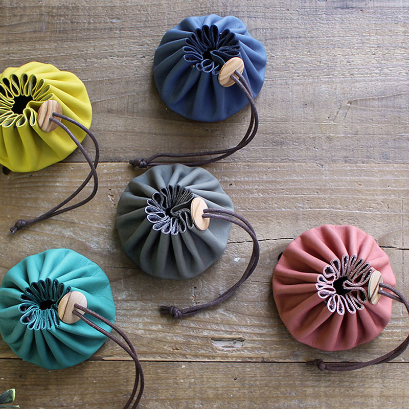 白なめし革の巾着