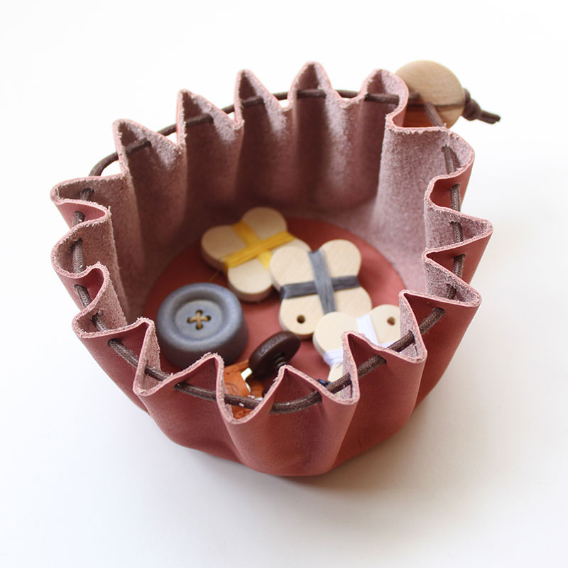 白なめし革の巾着