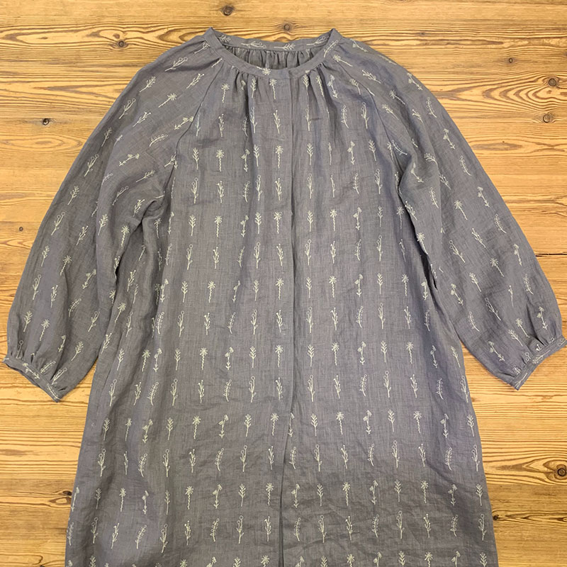 ラグランスリーブの前あきワンピースa(作り方なし）斉藤謠子のまいにちを楽しむ服とバッグ掲載