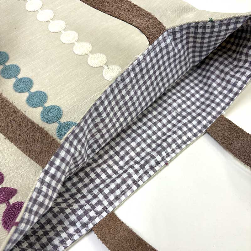 水玉刺しゅうのバッグ