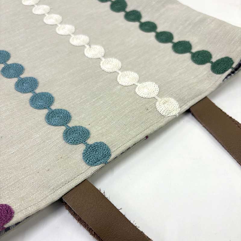 水玉刺しゅうのバッグ