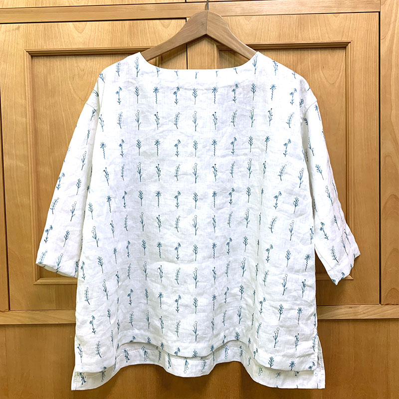 応用2 刺しゅうのTシャツブラウス(L~LL) 草花刺しゅう柄(作り方なし) すてきにハンドメイド2023年6月号参照