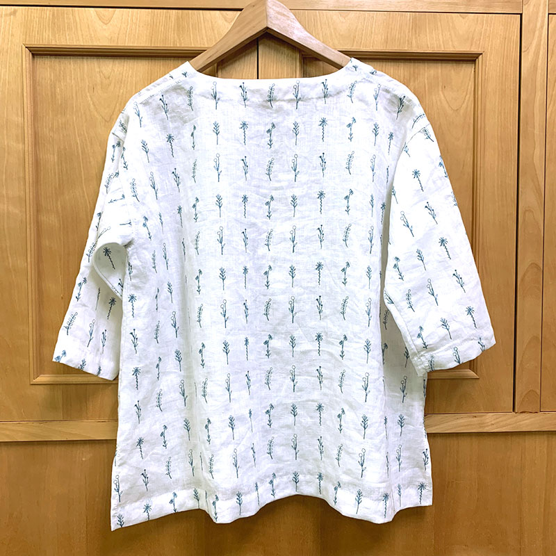 応用2 刺しゅうのTシャツブラウス(L~LL) 草花刺しゅう柄(作り方なし) すてきにハンドメイド2023年6月号参照