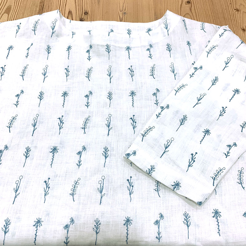 応用2 刺しゅうのTシャツブラウス(L~LL) 草花刺しゅう柄(作り方なし) すてきにハンドメイド2023年6月号参照