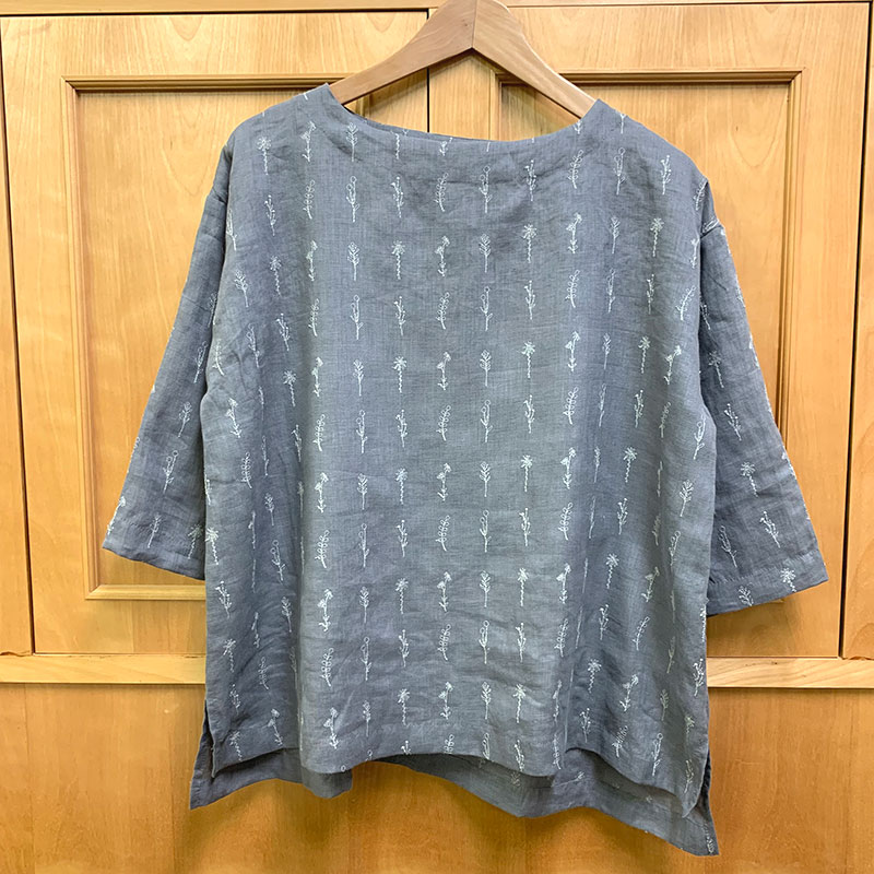 応用2 刺しゅうのTシャツブラウス(L~LL) 草花刺しゅう柄(作り方なし) すてきにハンドメイド2023年6月号参照