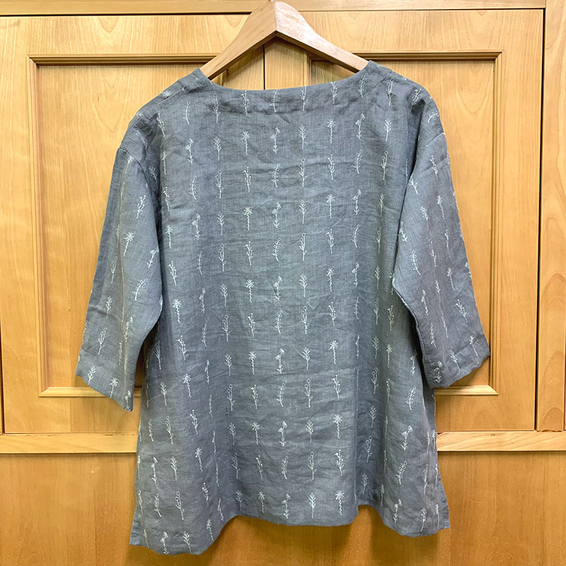応用2 刺しゅうのTシャツブラウス(L~LL) 草花刺しゅう柄(作り方なし) すてきにハンドメイド2023年6月号参照
