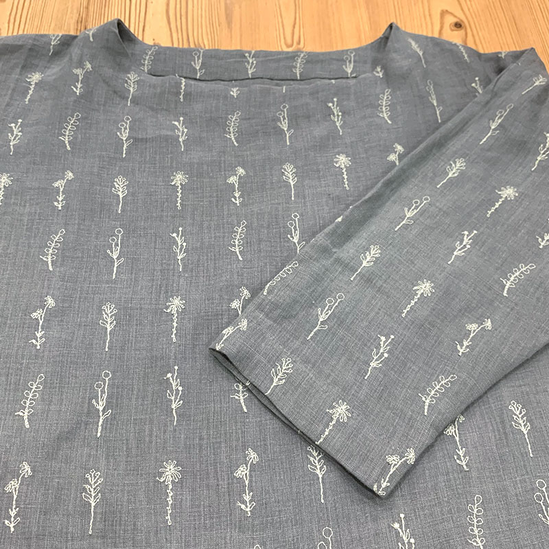 応用2 刺しゅうのTシャツブラウス(L~LL) 草花刺しゅう柄(作り方なし) すてきにハンドメイド2023年6月号参照