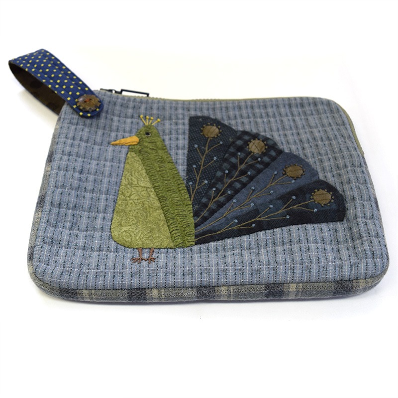 くじゃくのタブレットケース 作り方なし 布で描くいきものたち掲載 本の材料セット 作り方なし 斉藤謠子の 布で描くいきものたち キルトパーティ