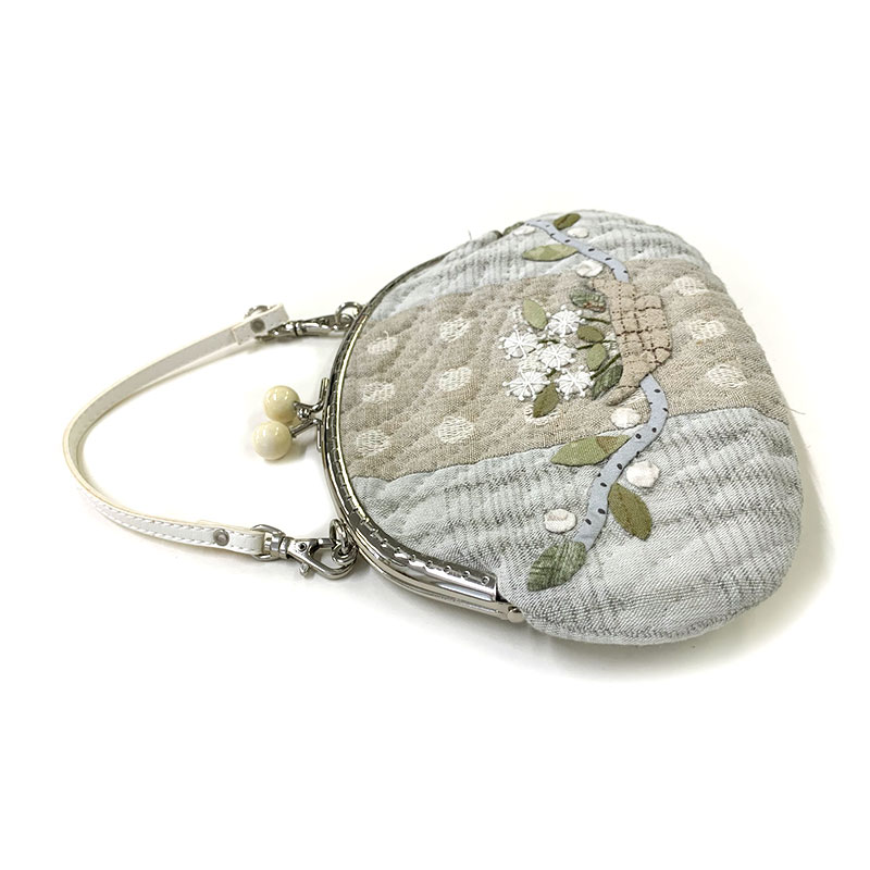 白いお花のがま口（ストラップ付）