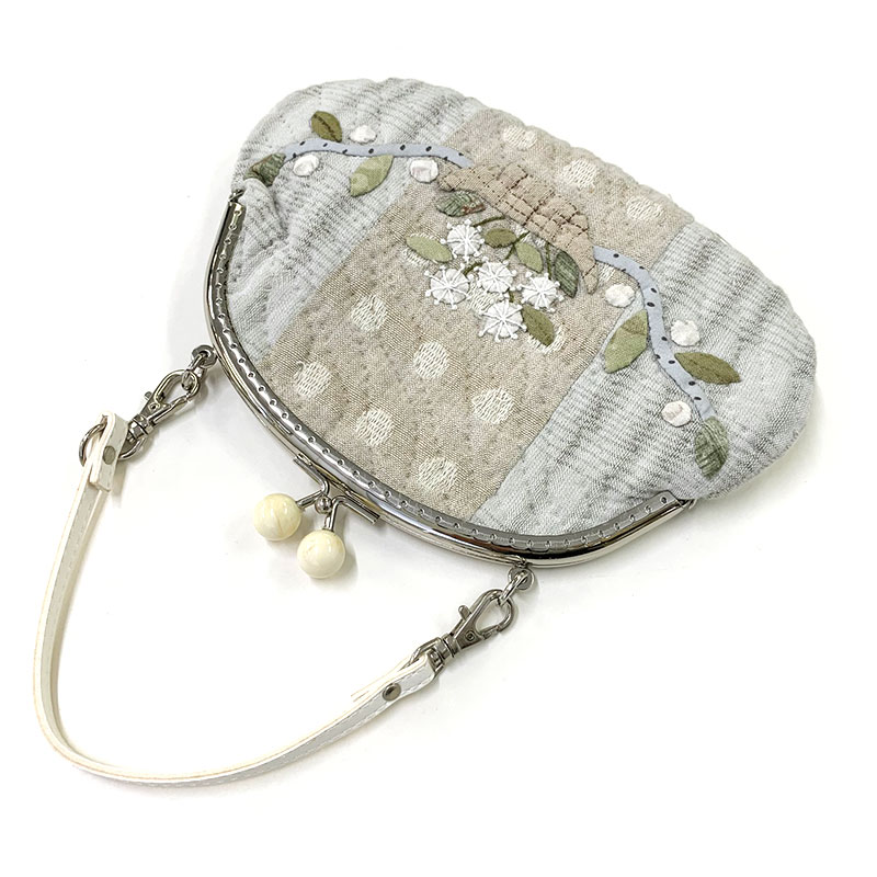 白いお花のがま口（ストラップ付）