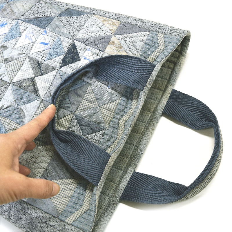 三角がいっぱいのマチつきバッグ