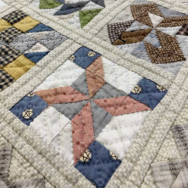 四角と三角で作る16枚のサンプラーキルト（作り方なし）スリーパッチでできるキルト掲載