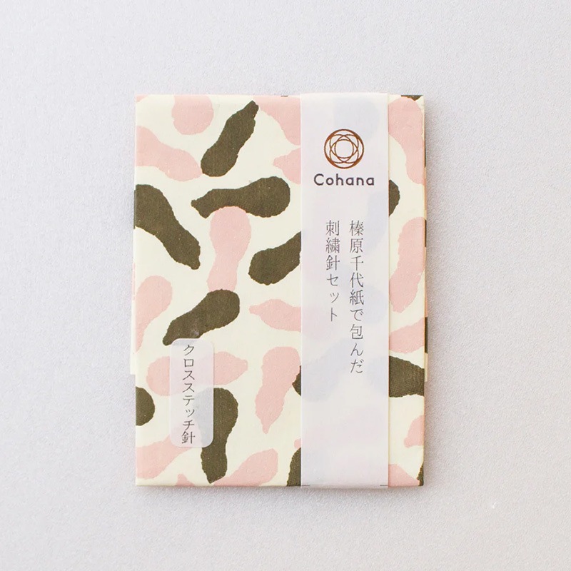 榛原千代紙で包んだ刺繍針セット