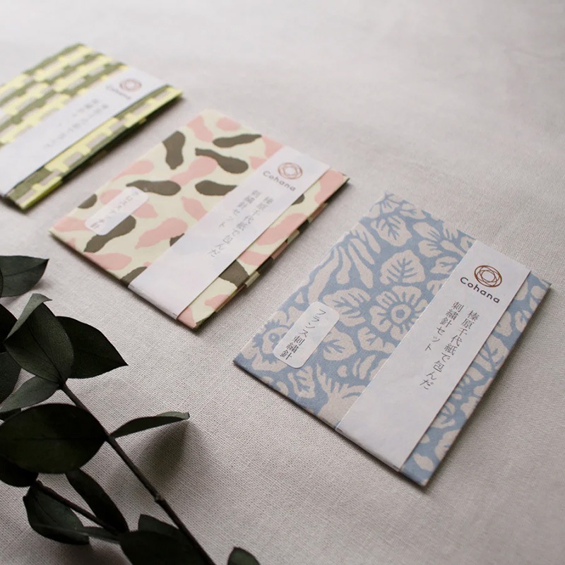 榛原千代紙で包んだ刺繍針セット