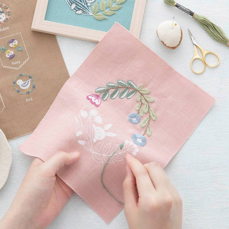 刺しゅうを楽しむプリントクロス コハナ うさぎとお花のリース