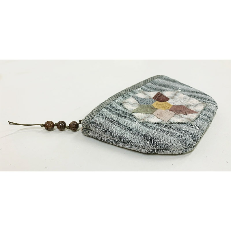 ヘキサゴンパッチワークの ローズリース 美しいピースワークが並ぶミニキルトは、ボーダーに咲いたバラが