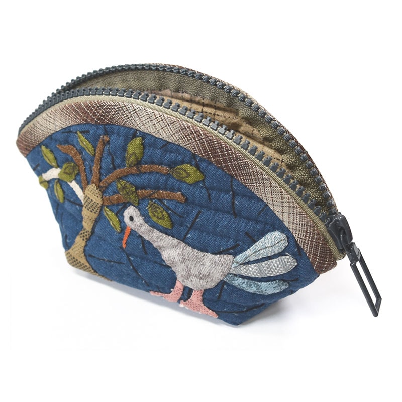 木と鳥の青いポーチ