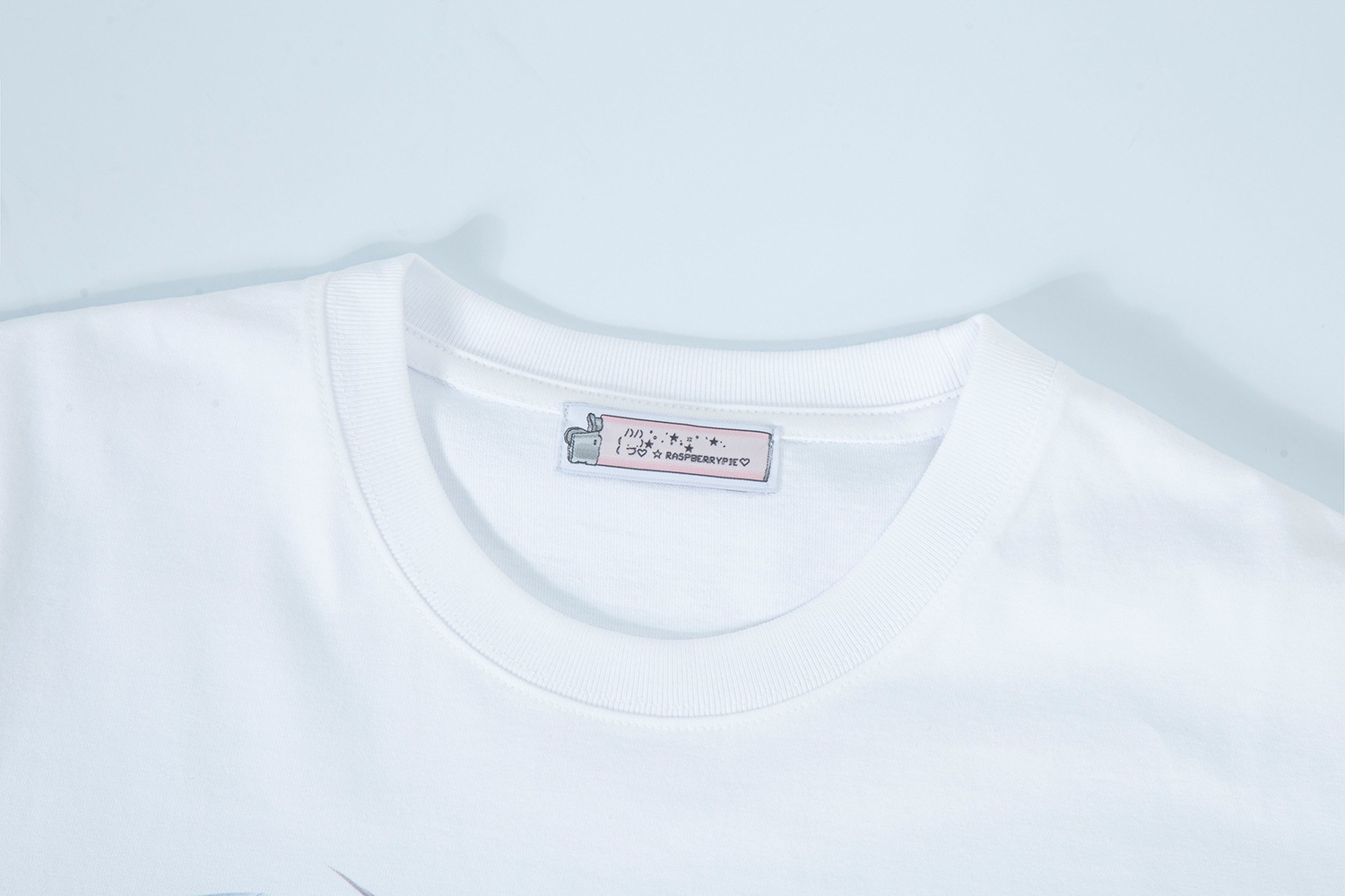 white heart dolphin twinkle T-shirt 