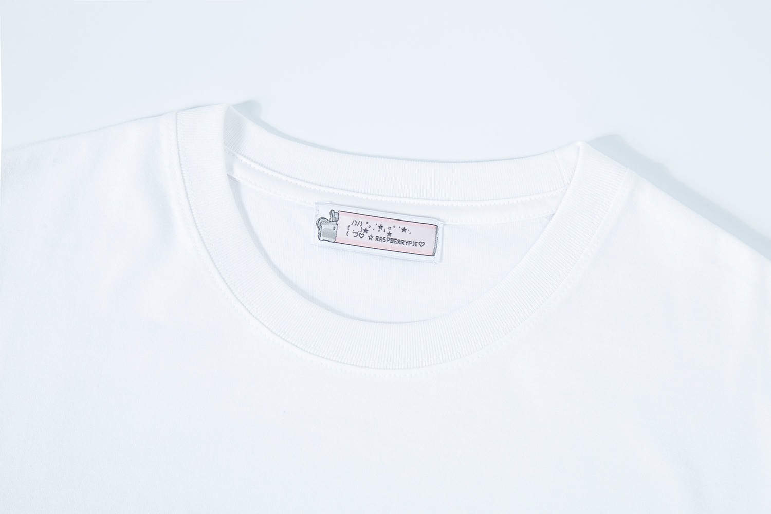 white heart twin dolphin twinkle T-shirt 