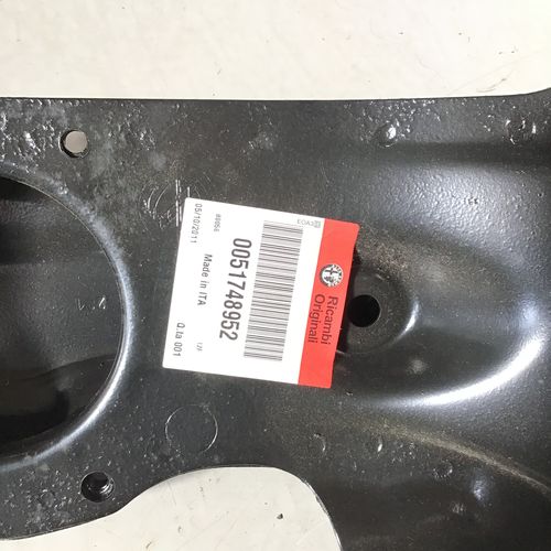 純正品　フロントクロスメンバーASSY　　ALFA　147/156/GT　TS16V　　51748952　　51732941