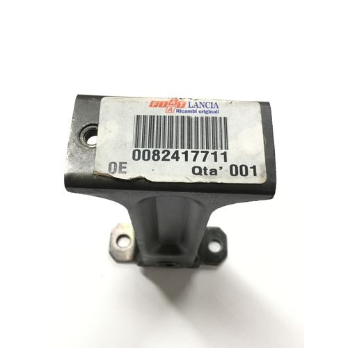 純正品 リアスタビマウントブラケット(車体側) 82417711 LANCIA DELTA 