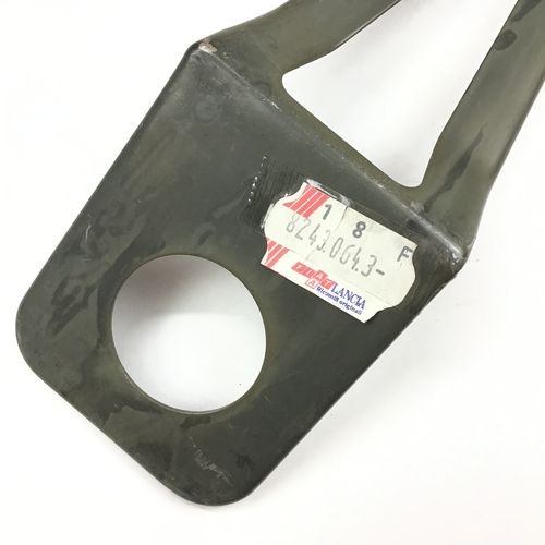 純正品　リアバンパーブラケット　（左右共通）　LANCIA　DELTA(831)　16V　　82430643