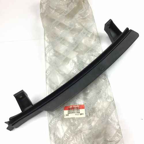 純正品 ドアガラスガイド フロント/右ドアガラス 後側 ALFA156