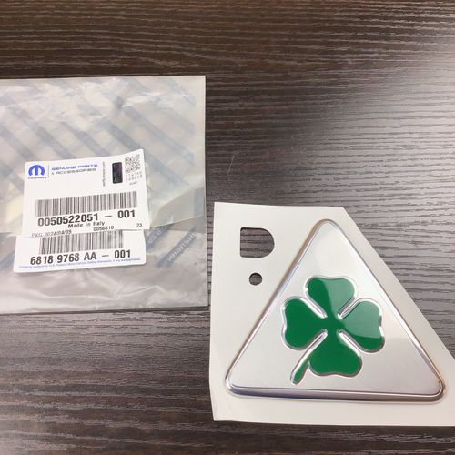 純正品　フェンダーバッジ　RH　クワドリフォリオ（シルバーベース）　（95ｍｍ×95mm)　　ALFA　ジュリエッタ　　50522051