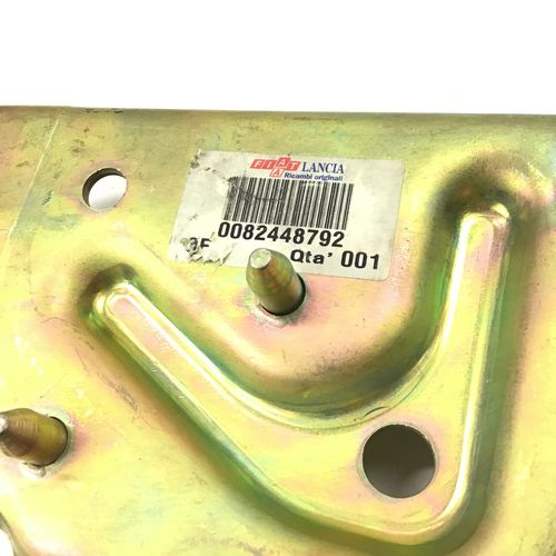 純正品　フロントロアアームブラケット　右側　　LANCIA　DELTA(831）　16V　　82448792
