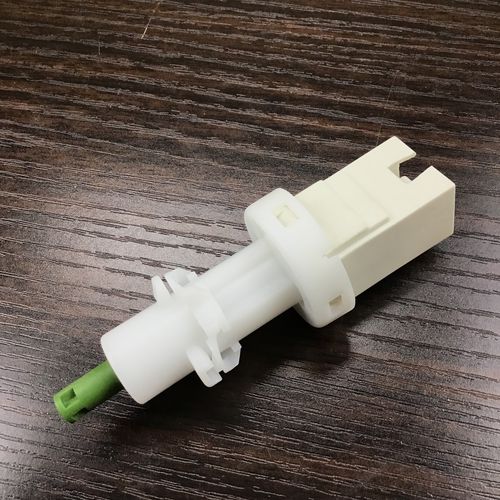 社外品　ストップランプスイッチ　2極タイプ　ALFA166、gtv/spider（916）、COUPE　FIAT　など　　＊要車台番号確認　　7627639　　7682537