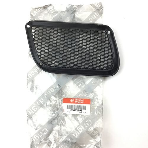 純正品　フロントバンパーメッシュ　右側/上（ヘッドライト横）　ALFA147GTA　　156038996