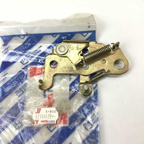 純正品　ボンネットロック　右側　　LANCIA　DELTA(831)　　82368428