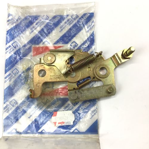 純正品　ボンネットロック　左側　　LANCIA　DELTA(831)　　82368429