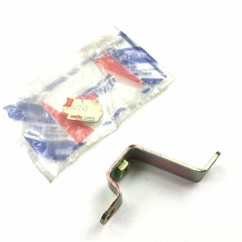 純正品 タイミングベルトカバーブラケット（下側） LANCIA DELTA（831