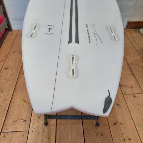 5'8�ǡ� �����ȥ�åȥ������ChilliSurfboard | TwinTechEps��172.7cm (5' 8")��SAKURA /������å��ꥵ���եܡ���