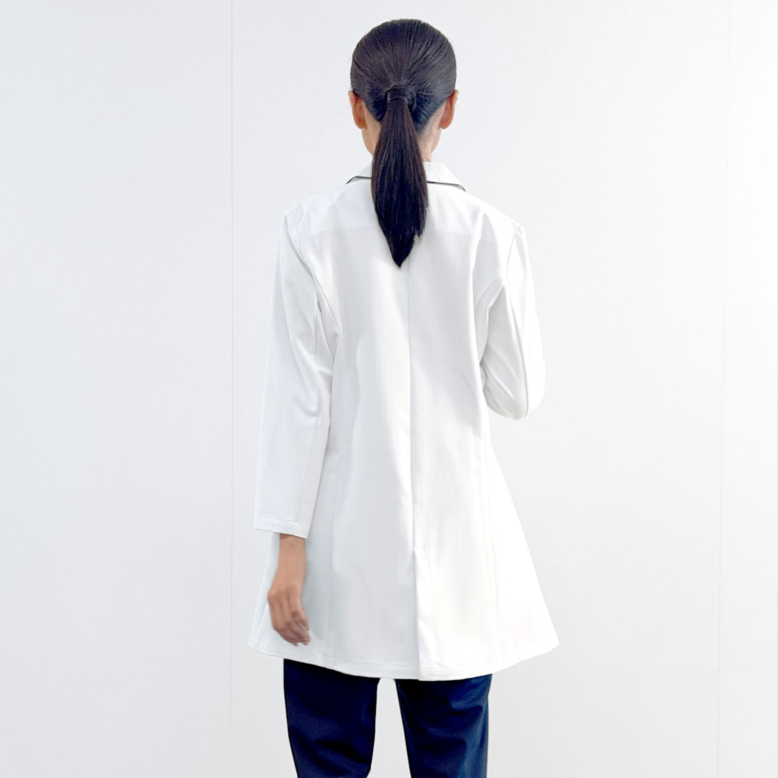 レディスショートコート[ホワイト×ダークネイビー]