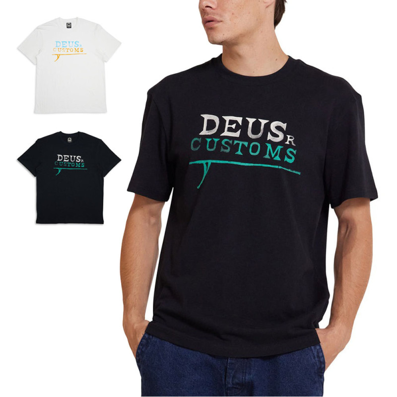 【5%OFFセール】デウス エクス マキナ Deus ex Machina Tシャツ ビッグウェーブ ティ―シャツ BIG WAVE TEE DMF241775【メンズ L XL】【サーフボード柄 ロゴ プリント クラシックライン ボックスシルエット 定番 ブラック 黒 ホワイト 白】