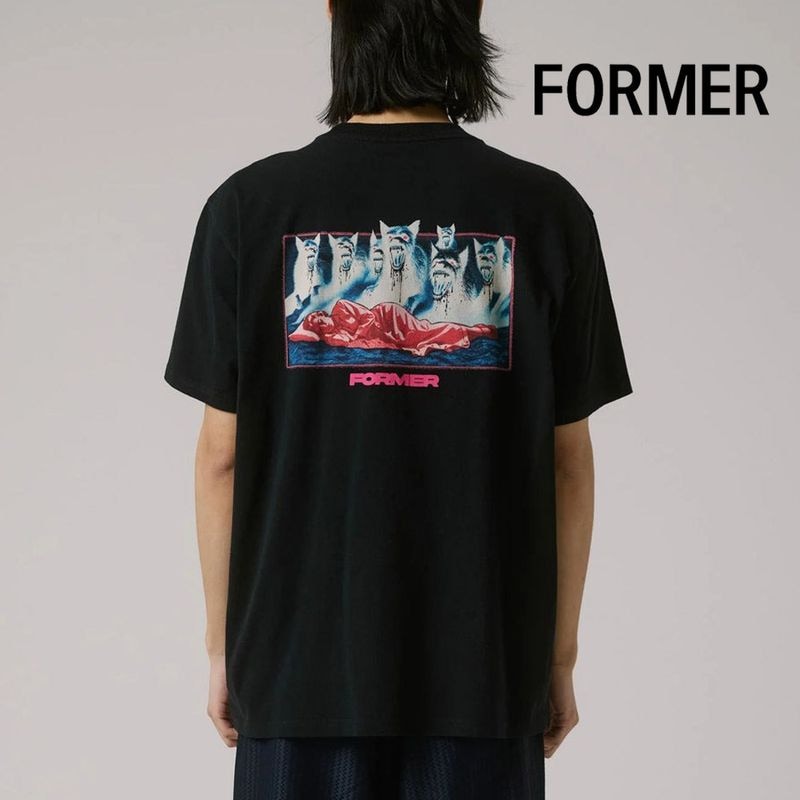【5%OFFセール】フォーマー FORMER Tシャツ シアター Tシャツ THEATER T-SHIRT【メンズ 半袖 ティーシャツ 半袖Tシャツ SS ショートスリーブ TEE フロントプリント バックプリント サーフブランド 黒 ブラック】
