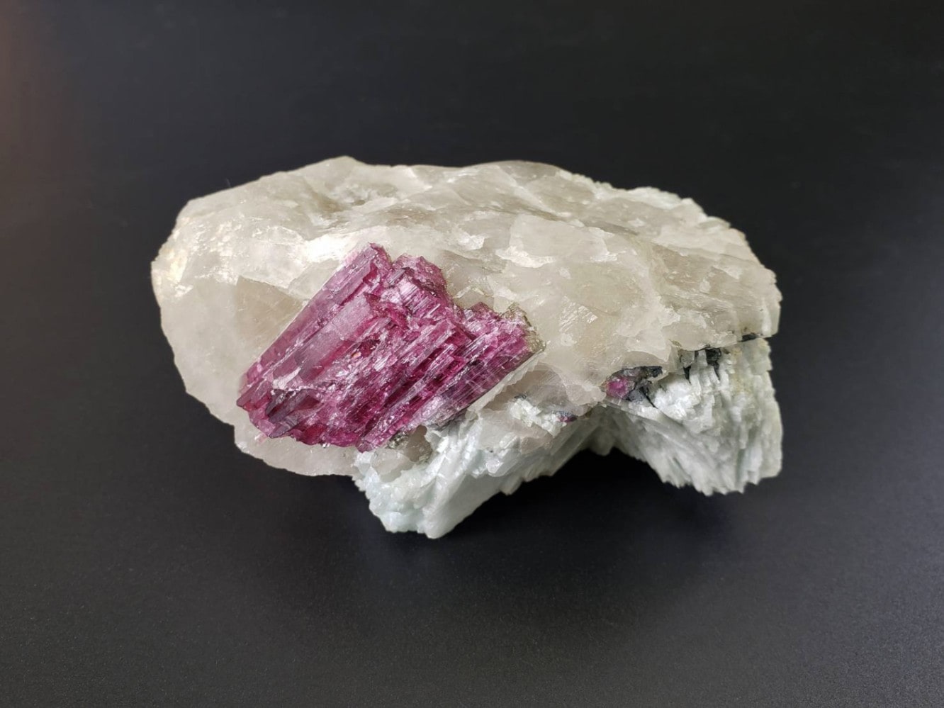 【愛と豊かさの道へ・高次元と繋がる・純粋無垢な愛】レッドトルマリン・イン・クォーツ＆ブルーマイカ