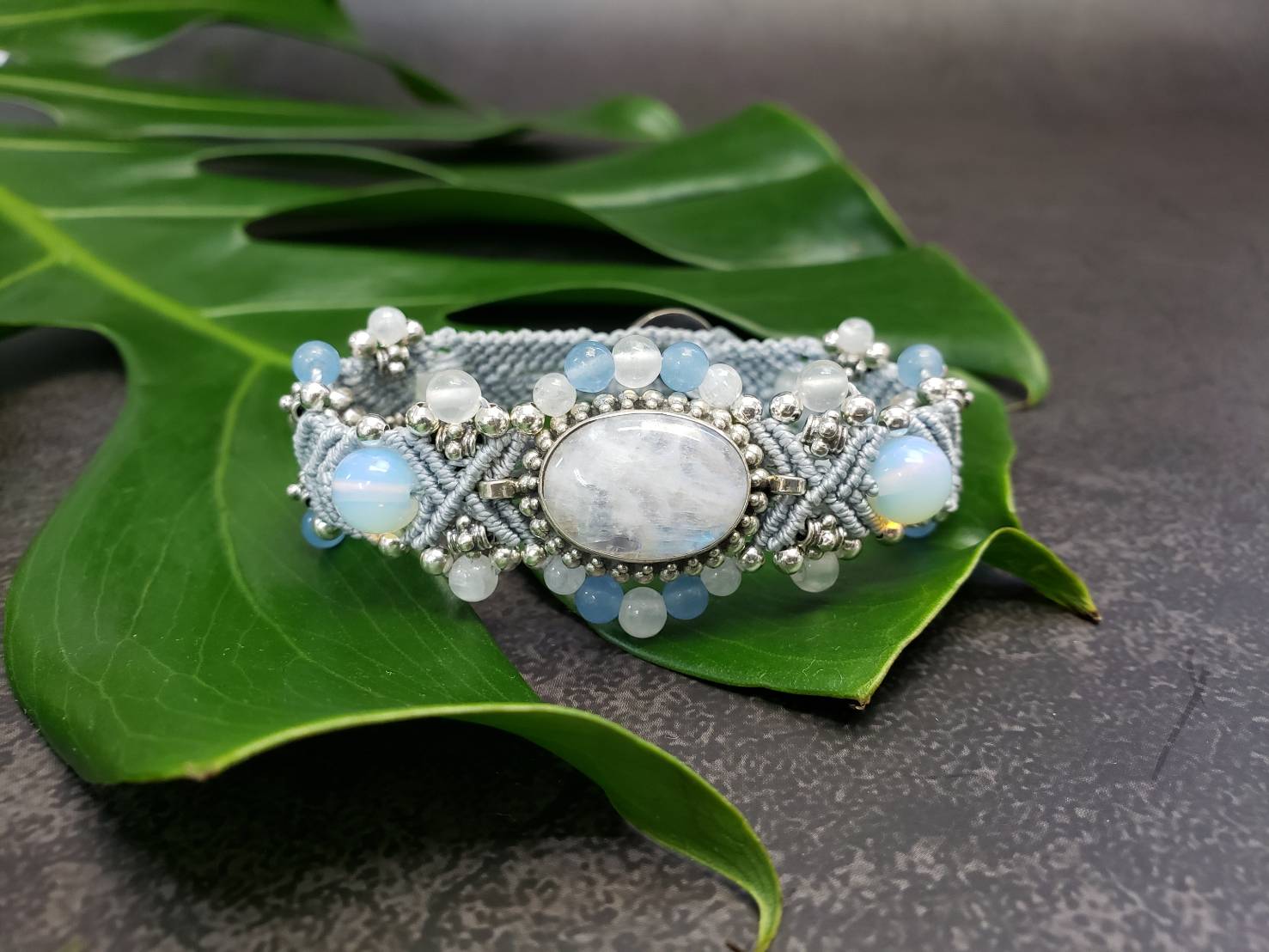 【聖なる存在】イーシャ（ムーンストーン）